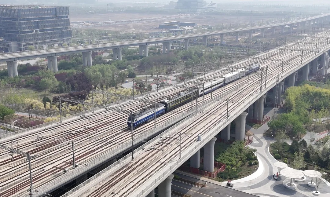 雄商高铁河北段测试车驶入雄安站