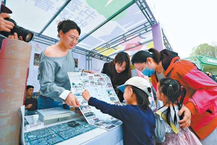 4月18日，2026北京书市盛大开幕。在朝阳公园主展场，知事读书月展位吸引不少读者驻足选购。