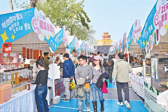 4月18日，郎园Station，电影市集如火如荼。