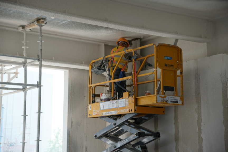 工人正在进行施工作业。