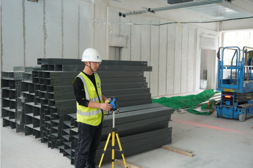 工人正在进行施工作业。