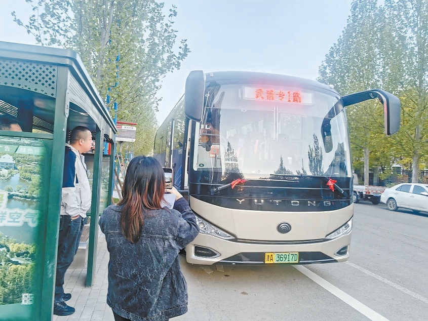 4月20日，京津首条跨省公交“武清专1路”首车进站。