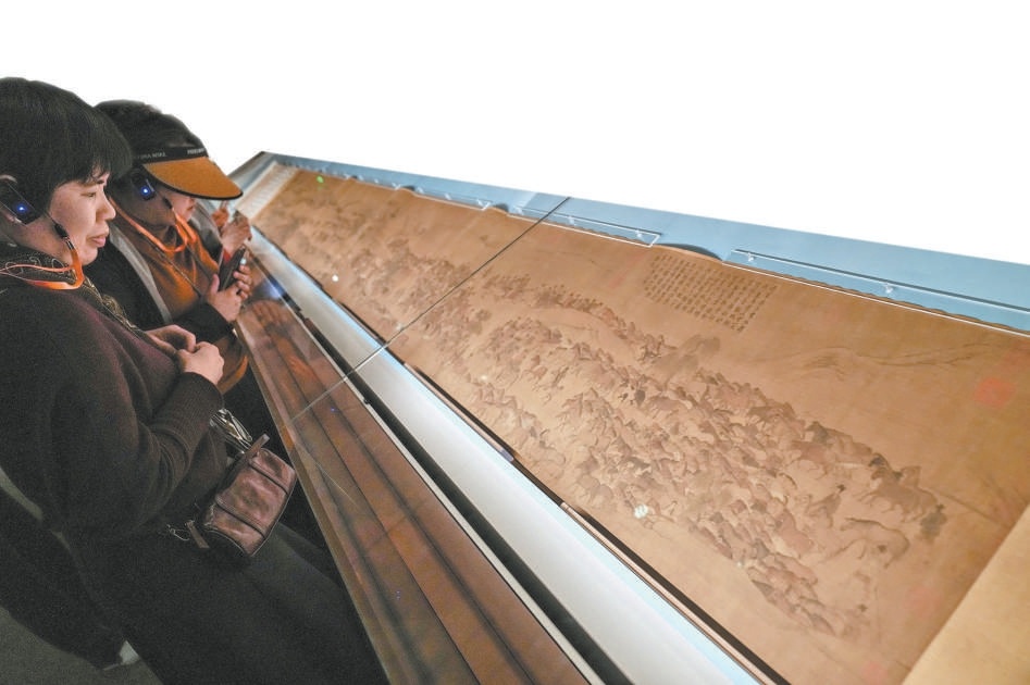 展厅内，参观者在宋代李公麟《摹韦偃牧放图》卷前驻足。