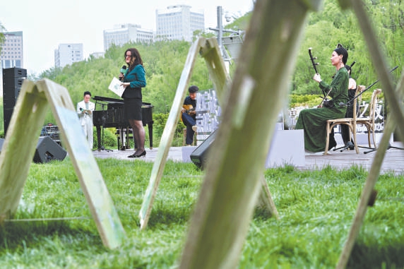 活动中，多国友人在亮马河畔读诗。