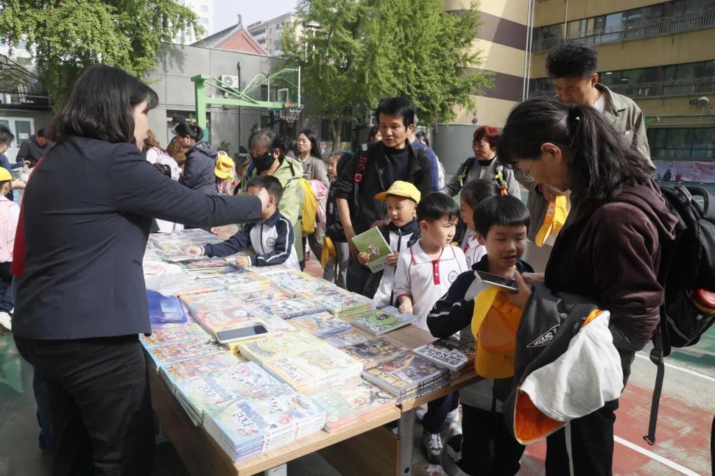 王府井书店大篷车“开”进东城小学校园