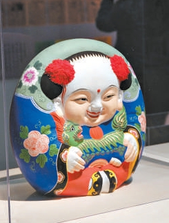 多件“惠山泥人”作品亮相展览现场。