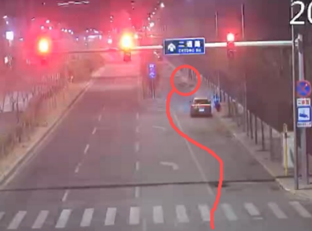 交警提示：佩戴头盔可有效降低交通事故中严重脑损伤风险