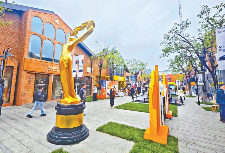 北影节市集现场的“天坛奖”塑像。