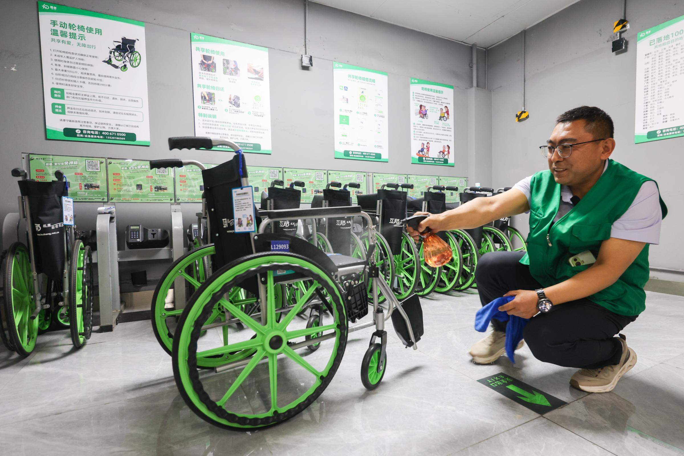 地铁站能借共享轮椅了！北京首个地铁“共享轮椅便民服务驿站”落地东单站