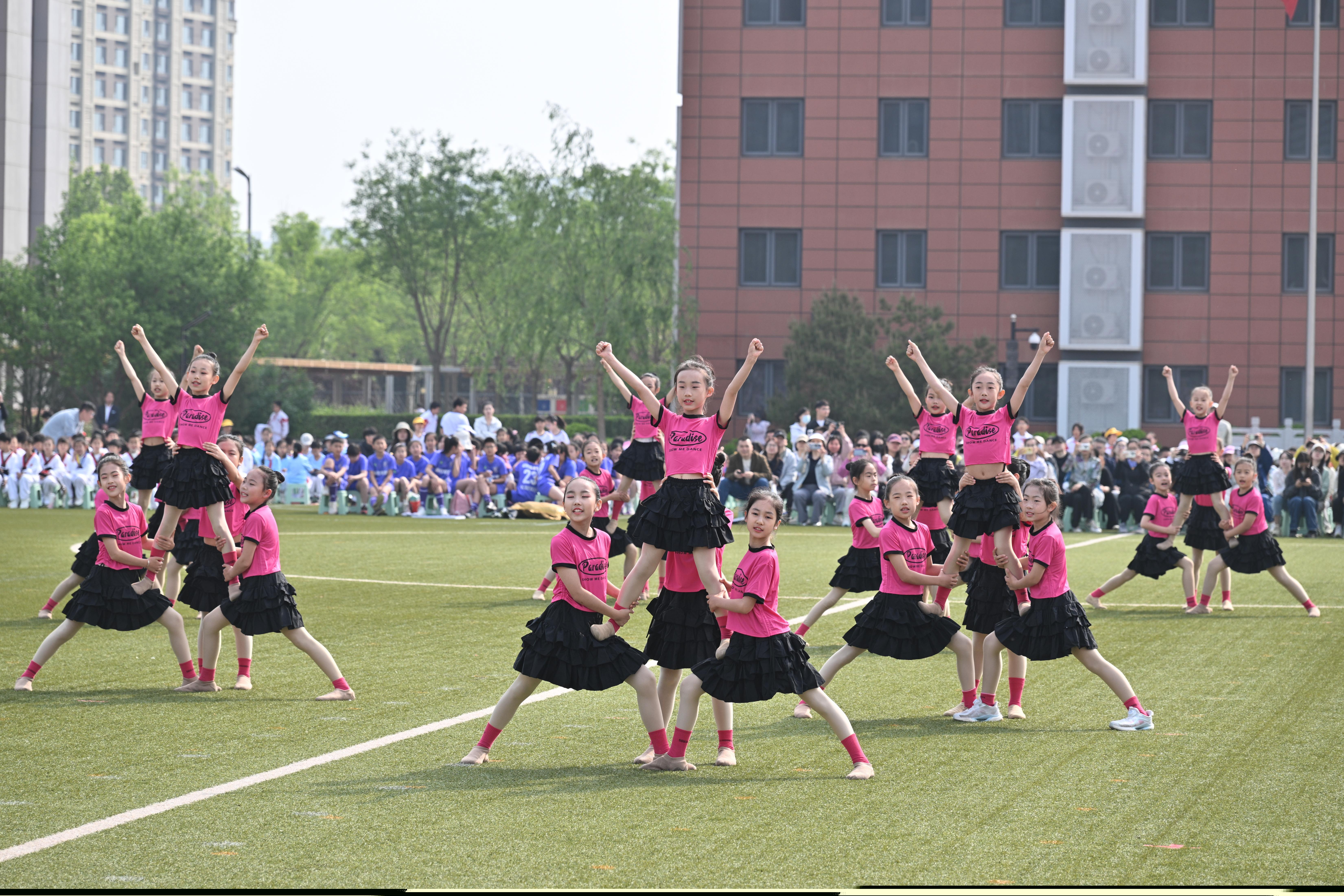趣味运动会上 人大附中亦庄新城学校请来奥运冠军