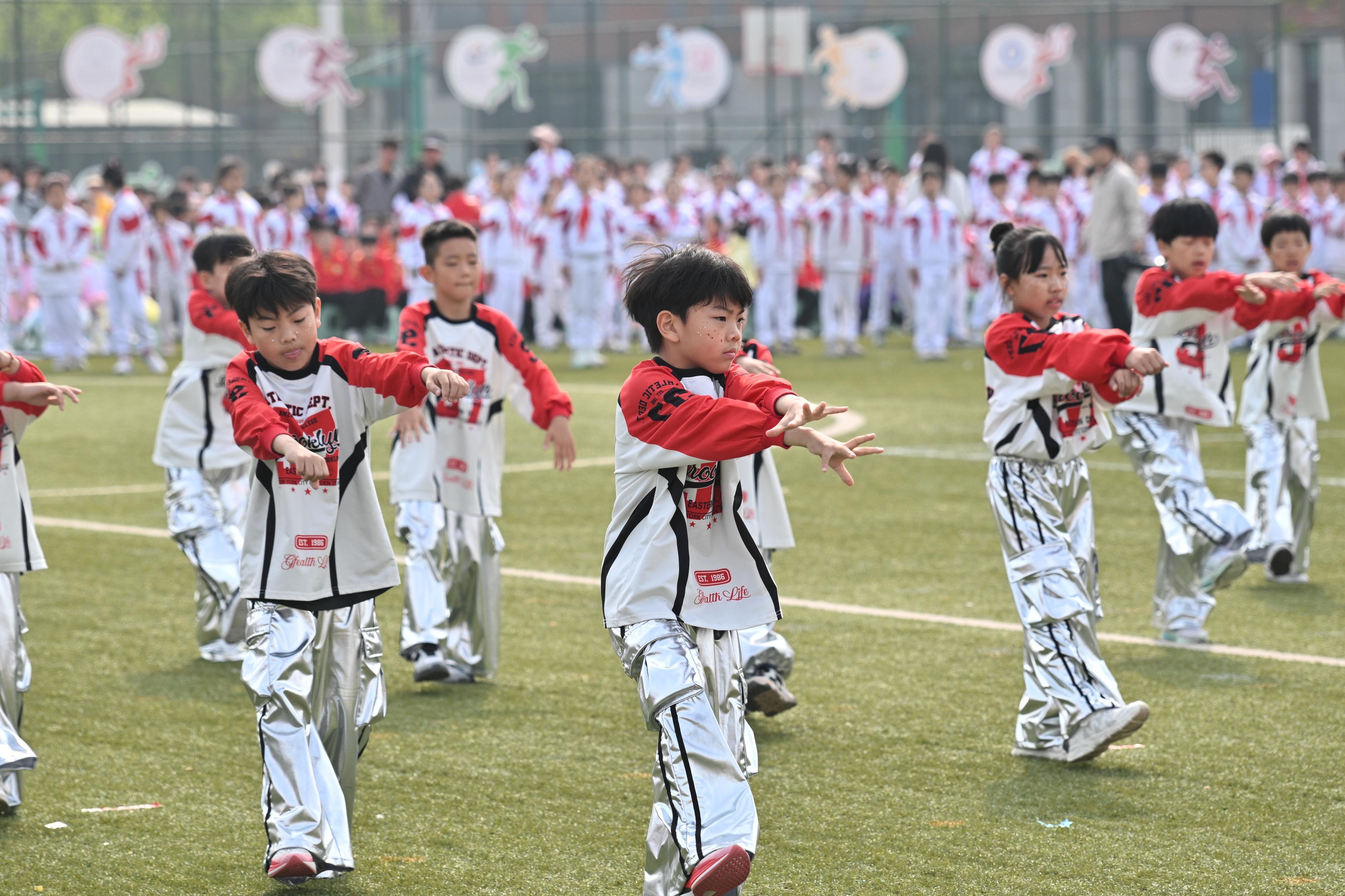 趣味运动会上 人大附中亦庄新城学校请来奥运冠军