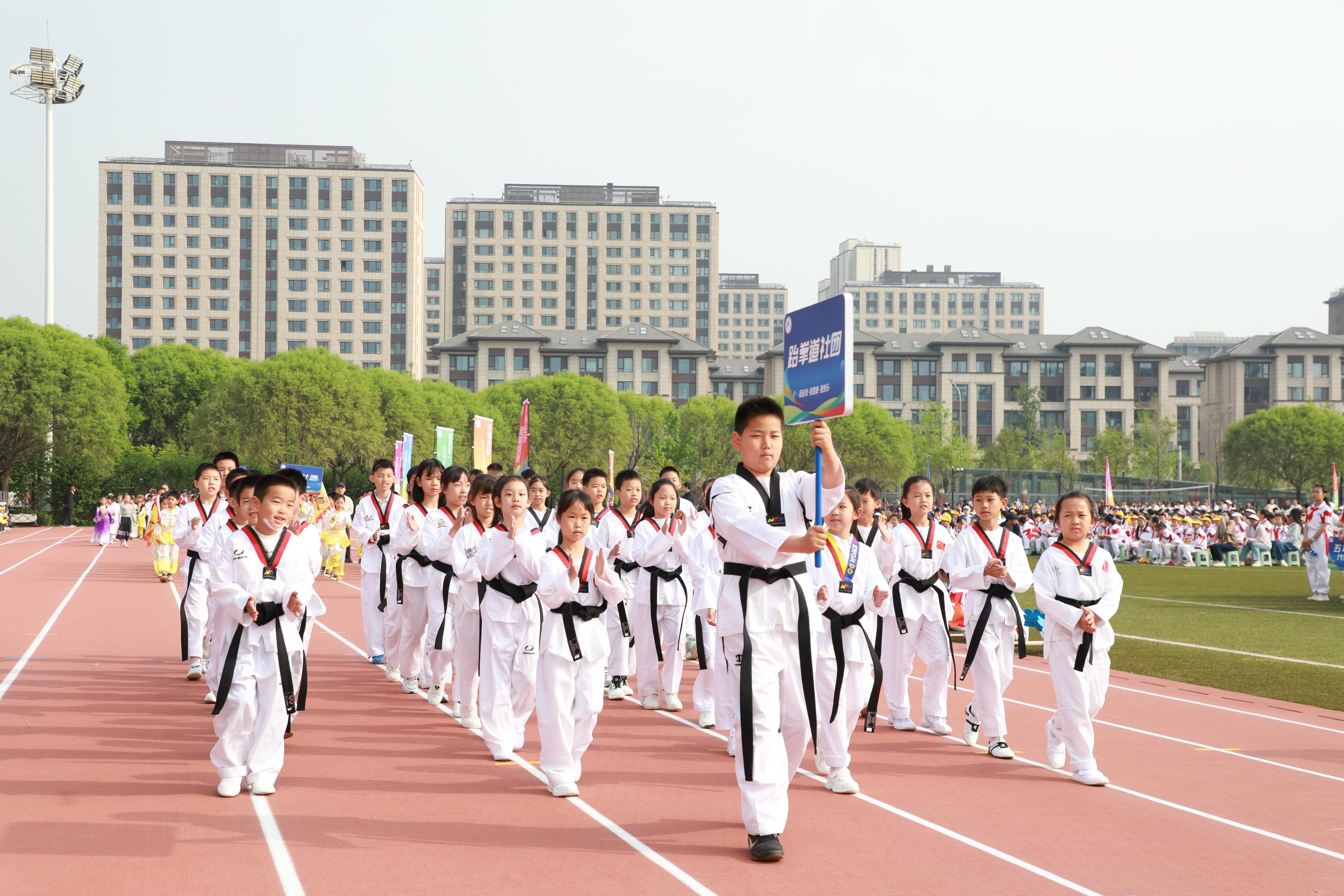 趣味运动会上 人大附中亦庄新城学校请来奥运冠军