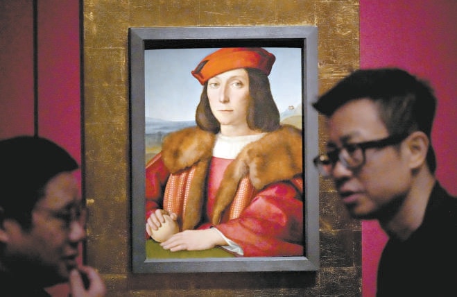 拉斐尔的《手拿苹果的青年男子肖像》亮相展览。