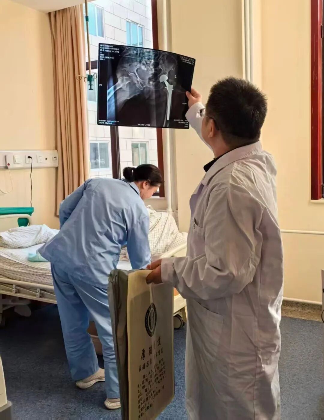 医生查看患者膝关节X光影像资料。