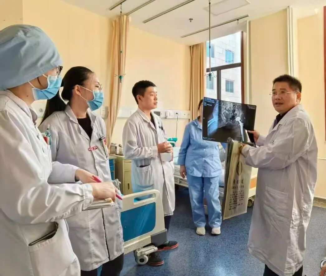 医护团队共同分析病情，研讨患者诊疗方案。