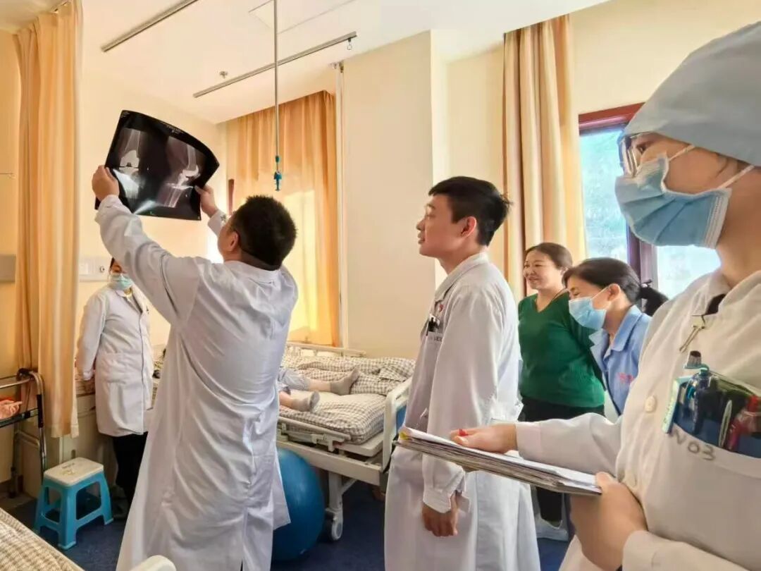 医生查看患者X光影像资料。