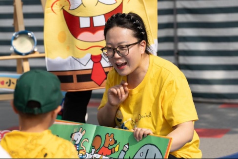 中国科学院幼儿园带萌娃品书香