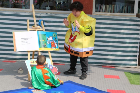 中国科学院幼儿园带萌娃品书香