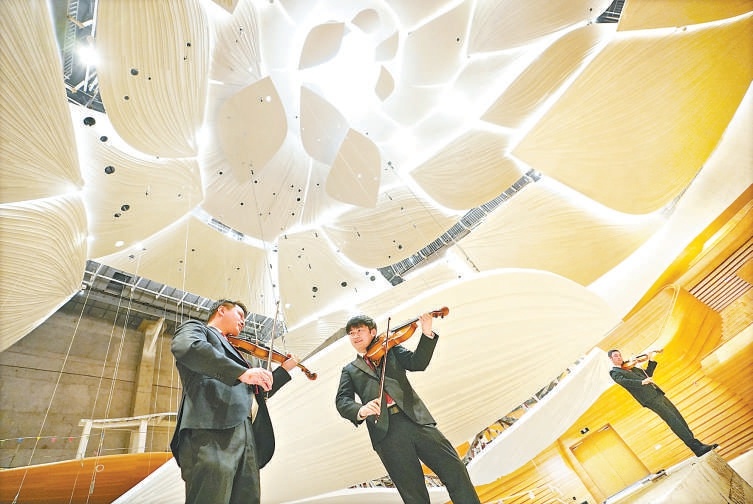 中国爱乐乐团的乐手们在新音乐厅试音。