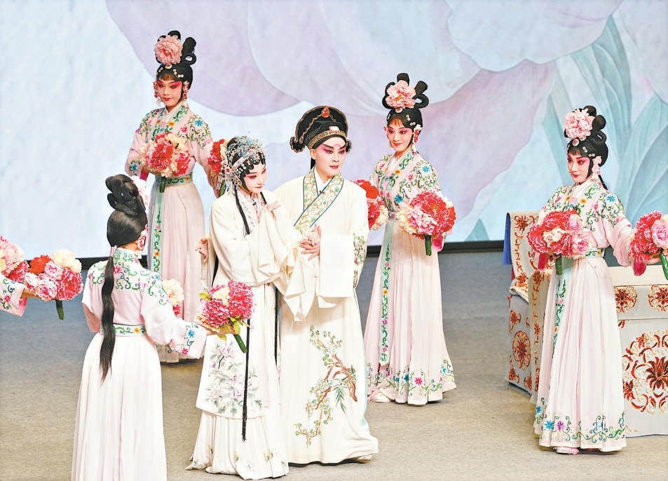 5月1日，北方昆曲剧院艺术家们演绎《牡丹亭》选段。