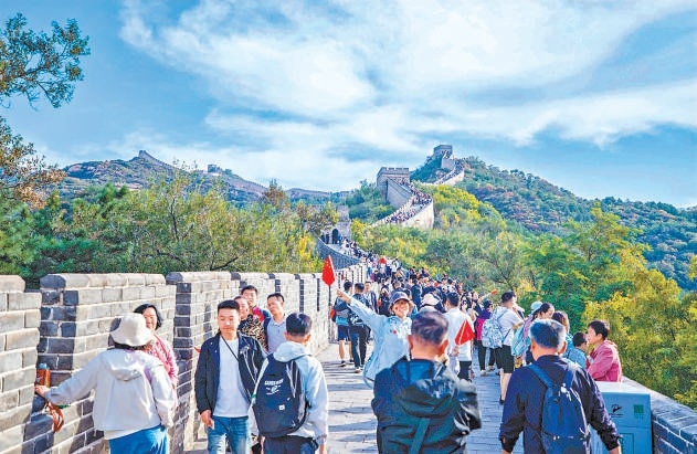 八达岭长城游人如织，游客拾级而上，领略雄浑胜景。