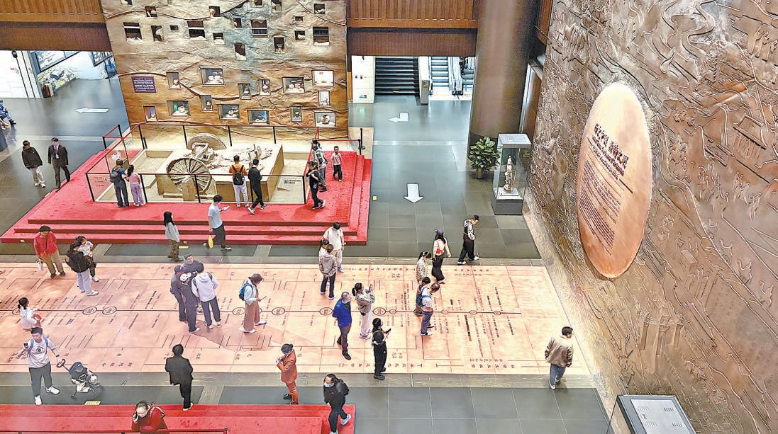 观众在中国考古博物馆参观。