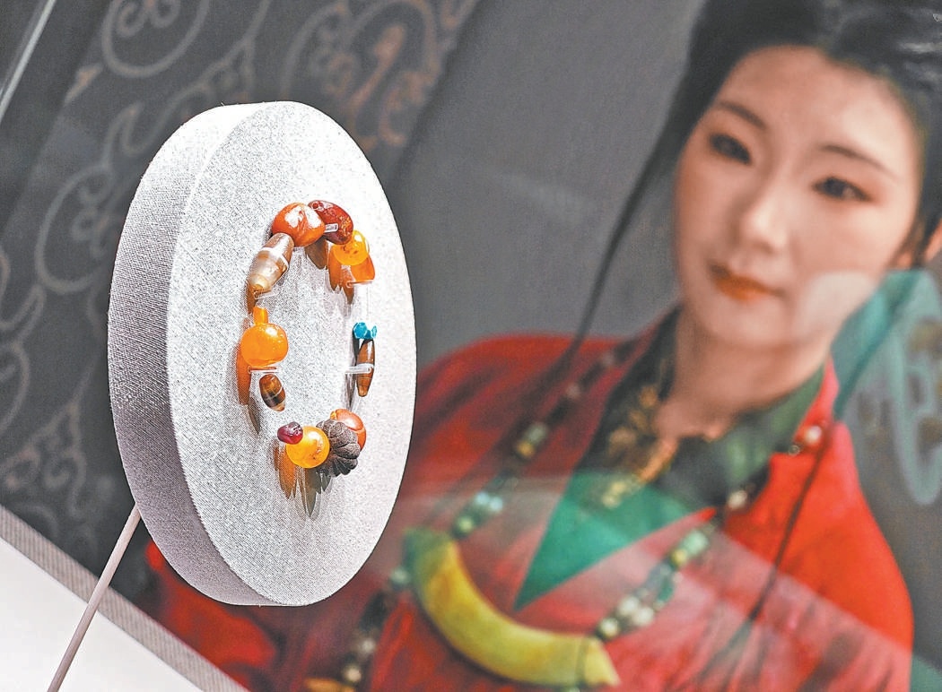“珠耀南北——京穗两地汉代珠饰展”上，形制丰富、纹饰精美的汉代珠饰齐聚一堂。