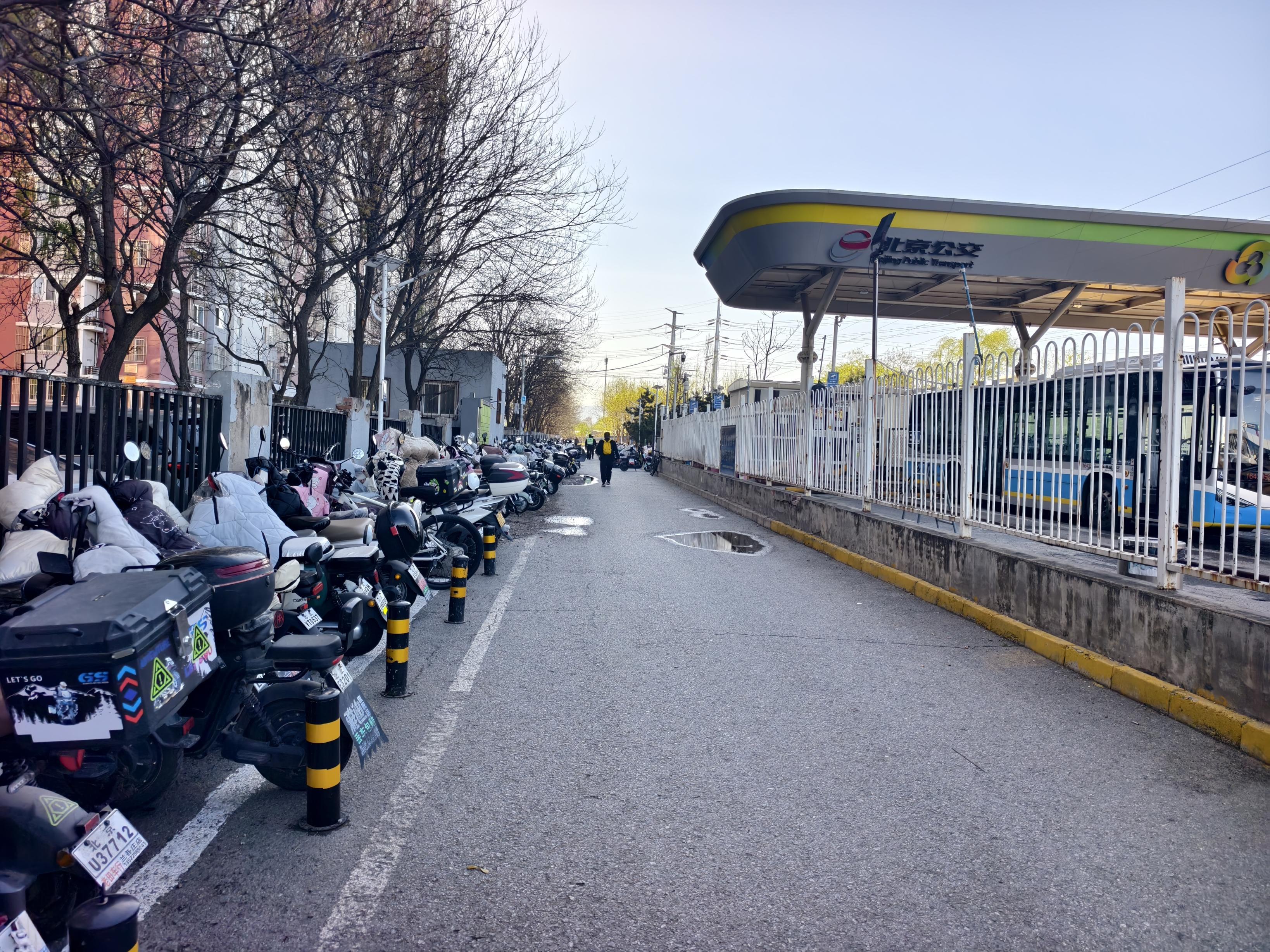 回龙观辖区地铁口新增一批停车区，可停约两千辆非机动车