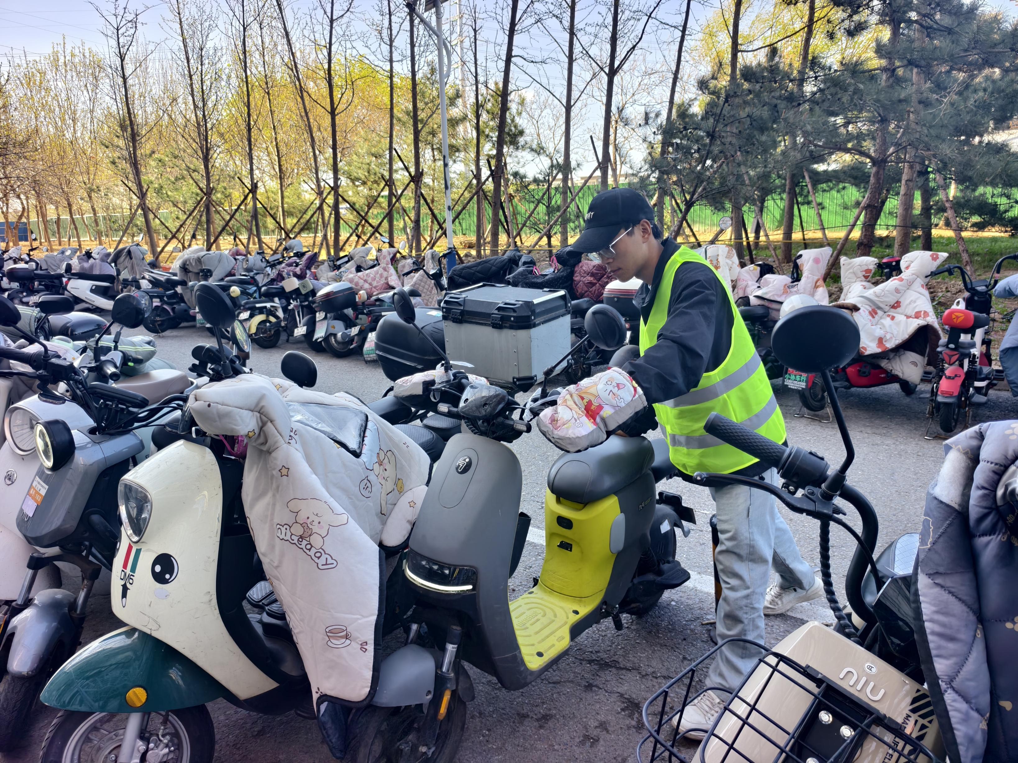 回龙观辖区地铁口新增一批停车区，可停约两千辆非机动车