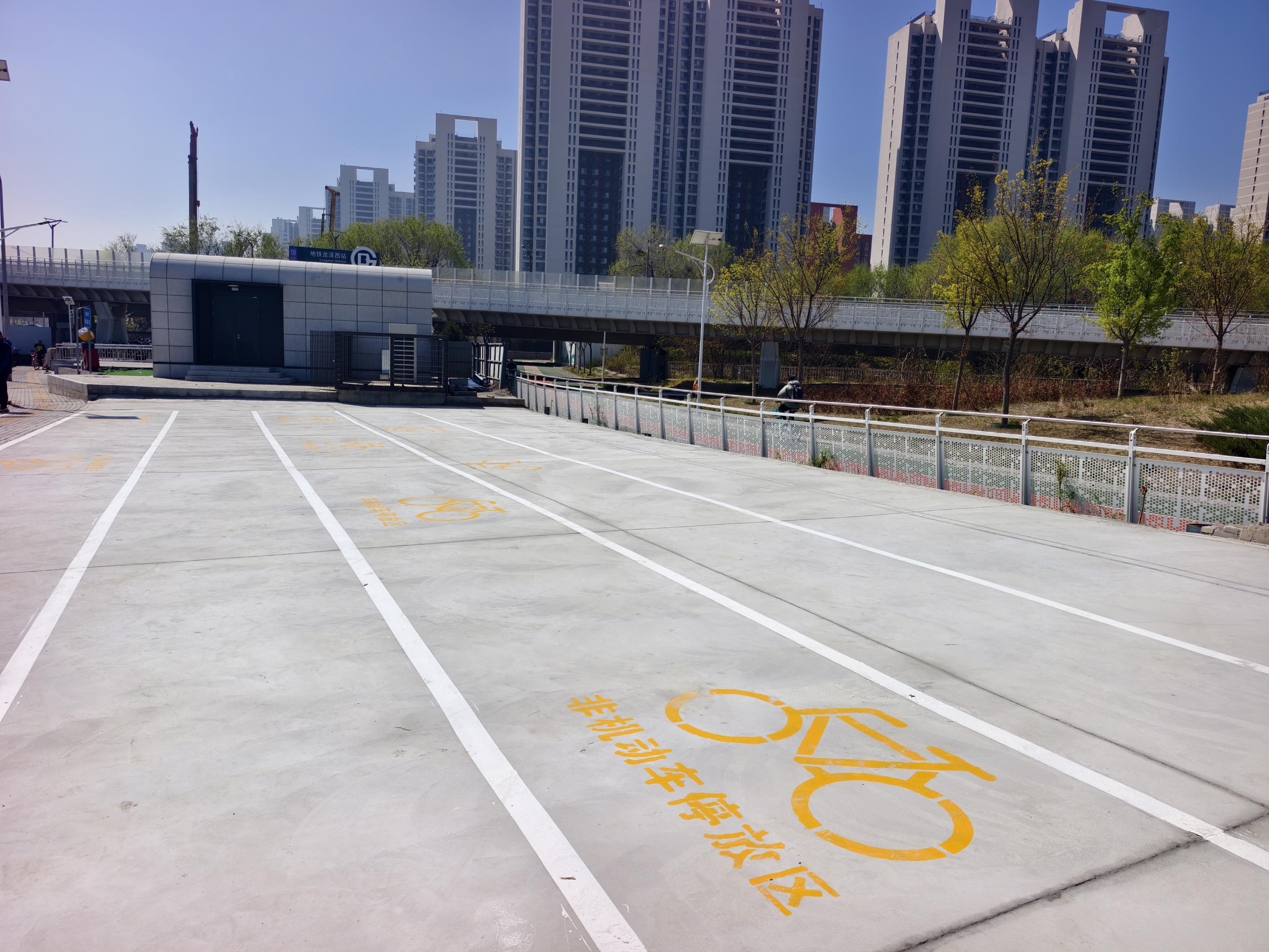 回龙观辖区地铁口新增一批停车区，可停约两千辆非机动车