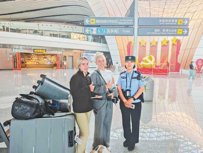 从大兴机场转机的卢森堡旅客在巡逻民警的帮助下找回遗忘的行李箱。