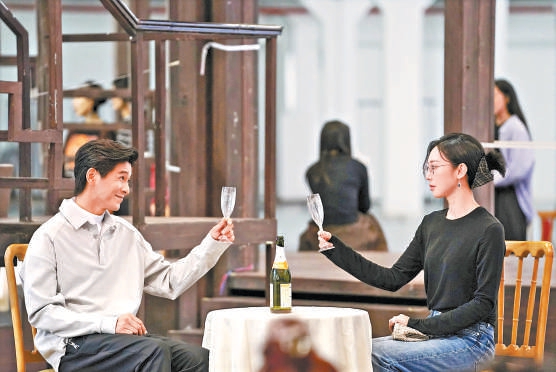乔振宇（左）、朱洁静（右）在话剧《倾城之恋》排练现场。