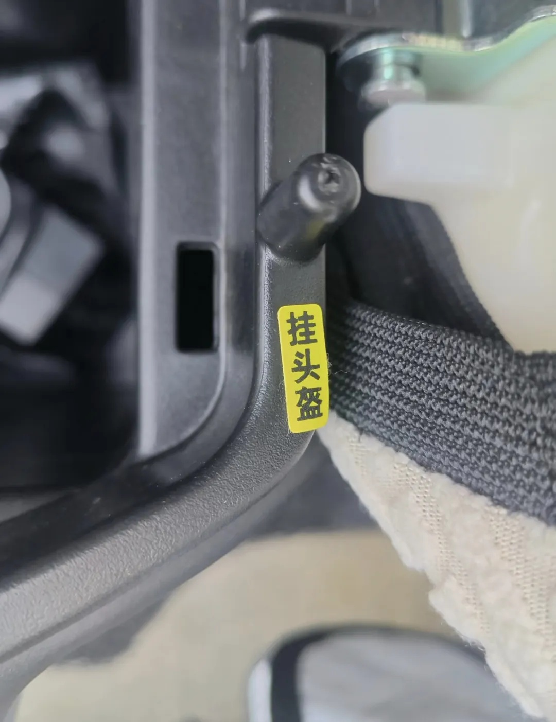 骑电动车，头盔都放哪？网友、北京交管都来支招了