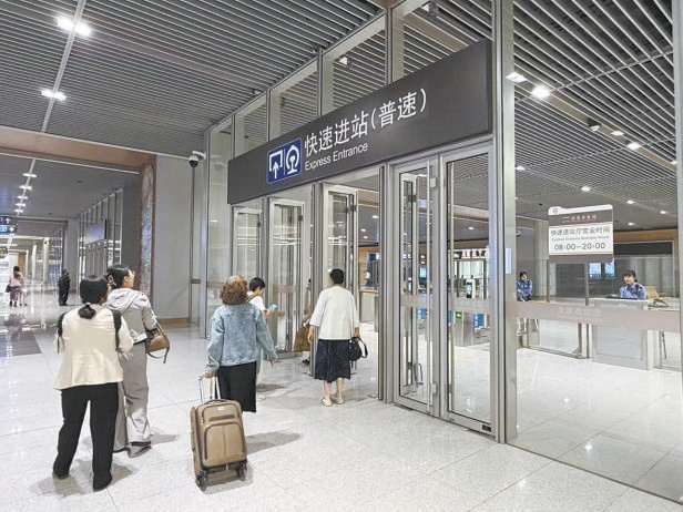 快速进站厅位于地下换乘层西侧。