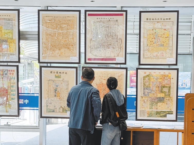 市民参观古地图展。