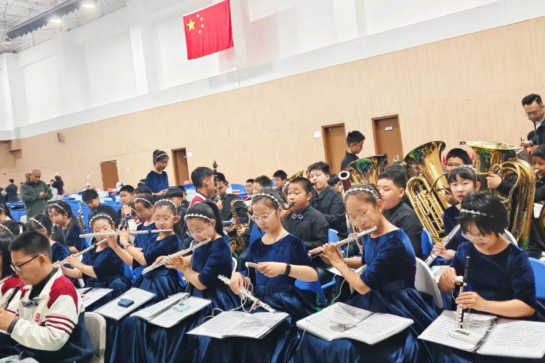 表演前,孩子们认真练习。 表演前,孩子们认真练习。