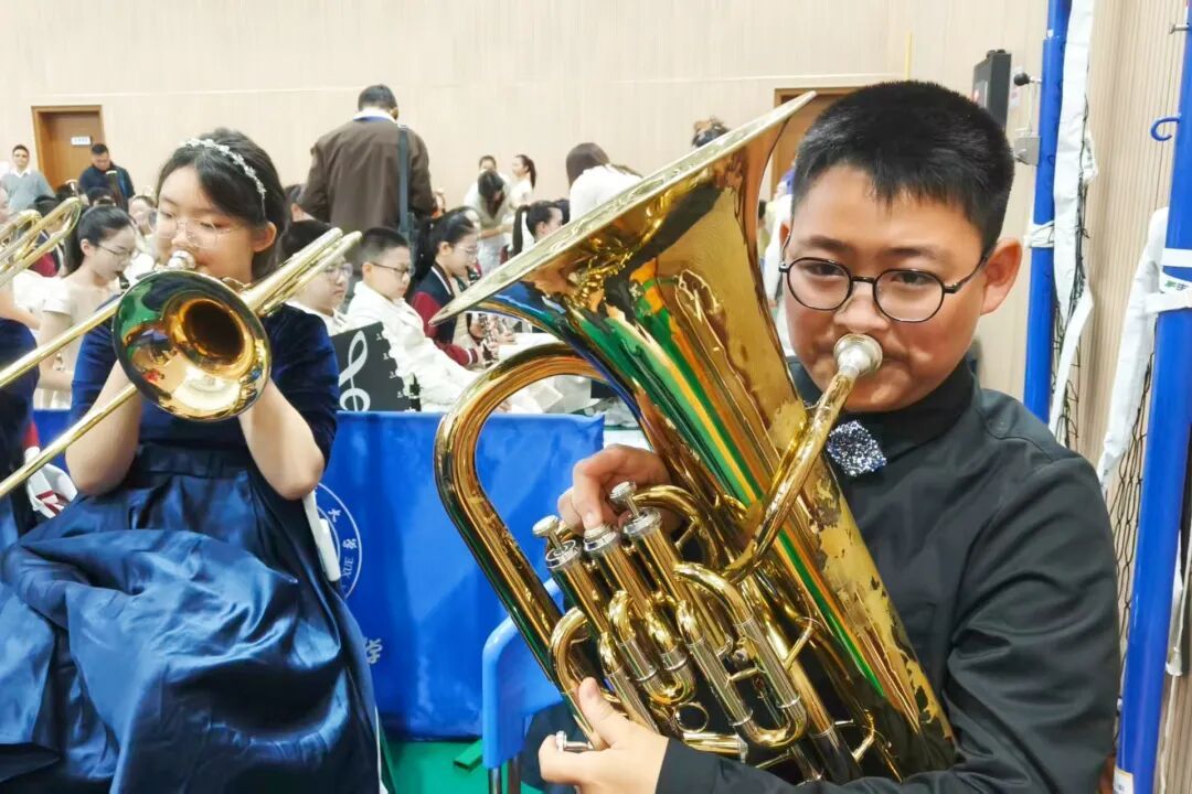 表演前,孩子们认真练习。 表演前,孩子们认真练习。