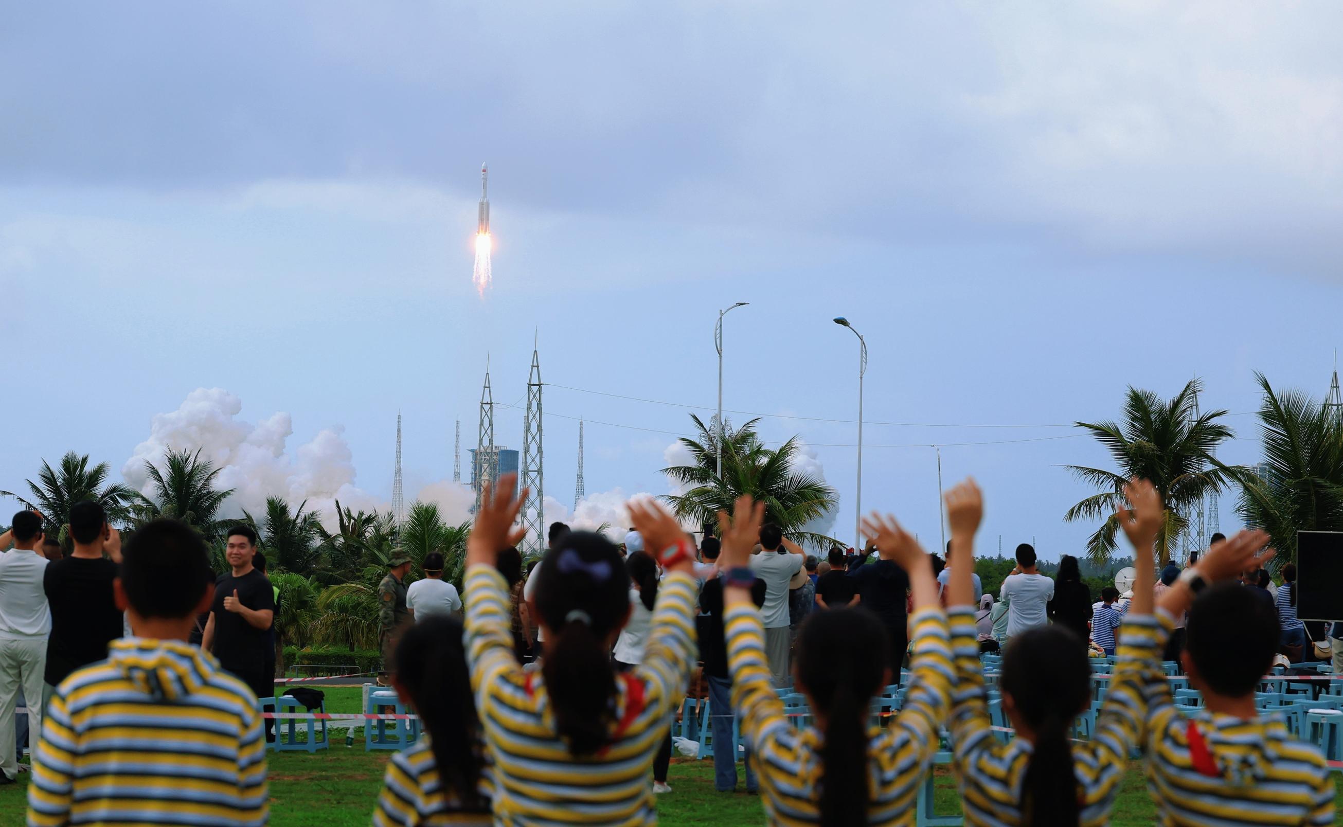 天舟十号货运飞船发射现场 有一群来自北京的小学生