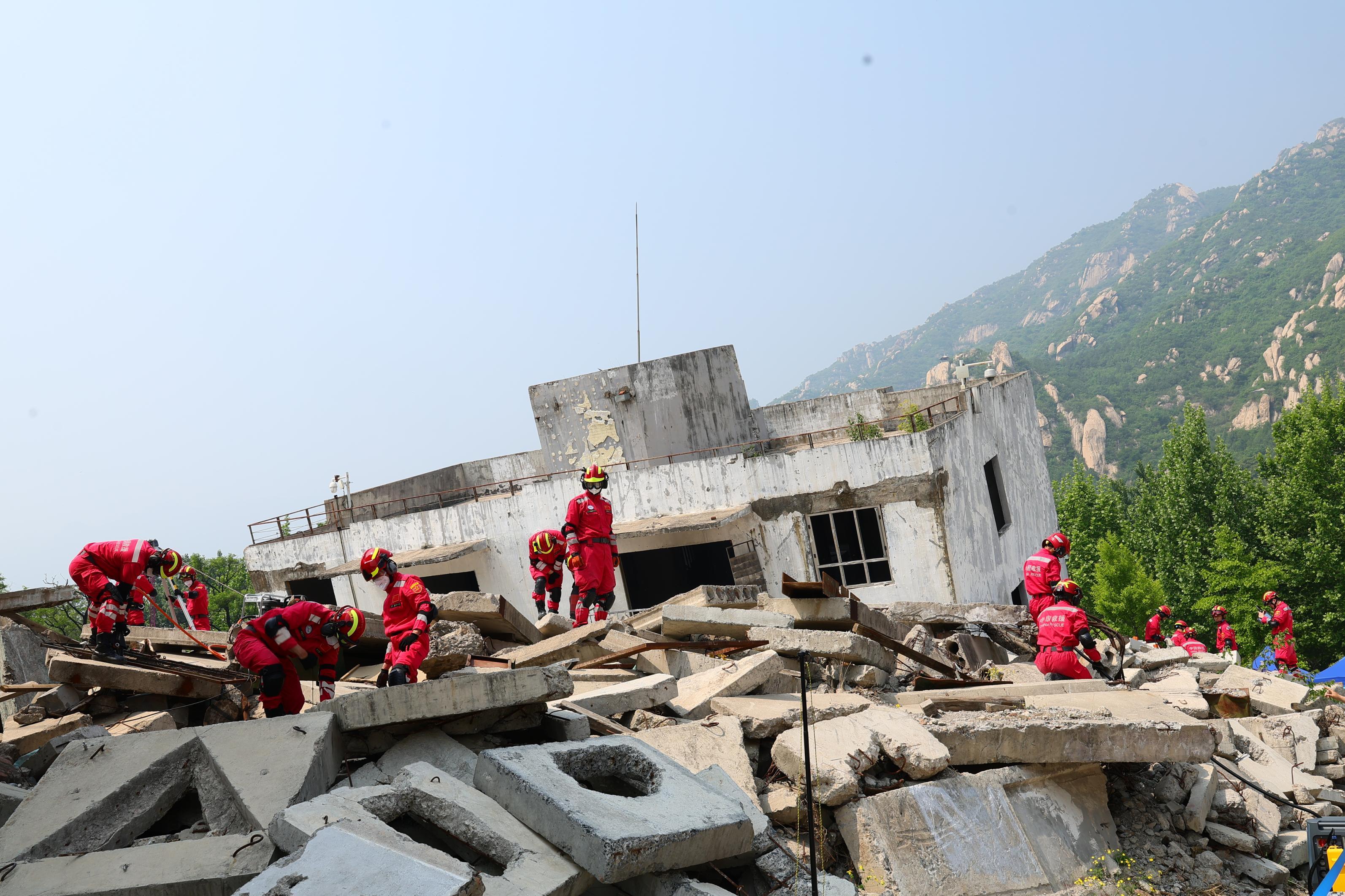 溺水、地震都用得上！北京小学生收到的“应急书包”都有啥