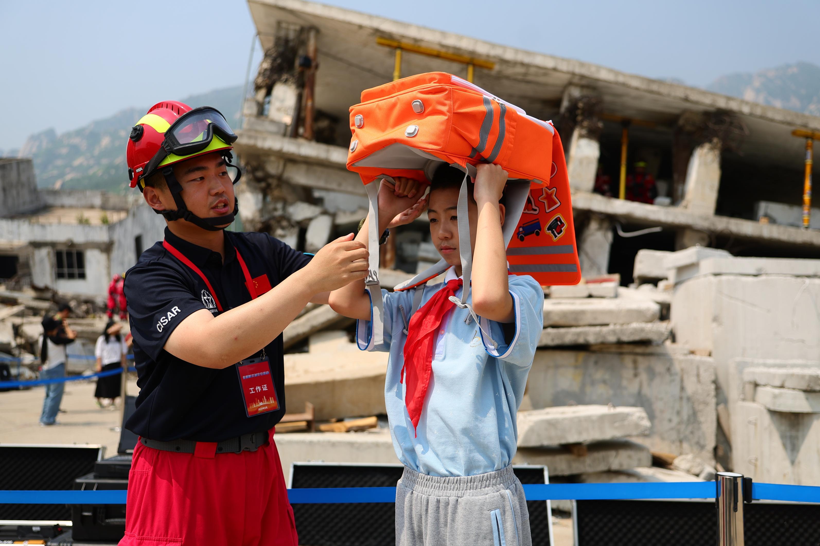 溺水、地震都用得上！北京小学生收到的“应急书包”都有啥
