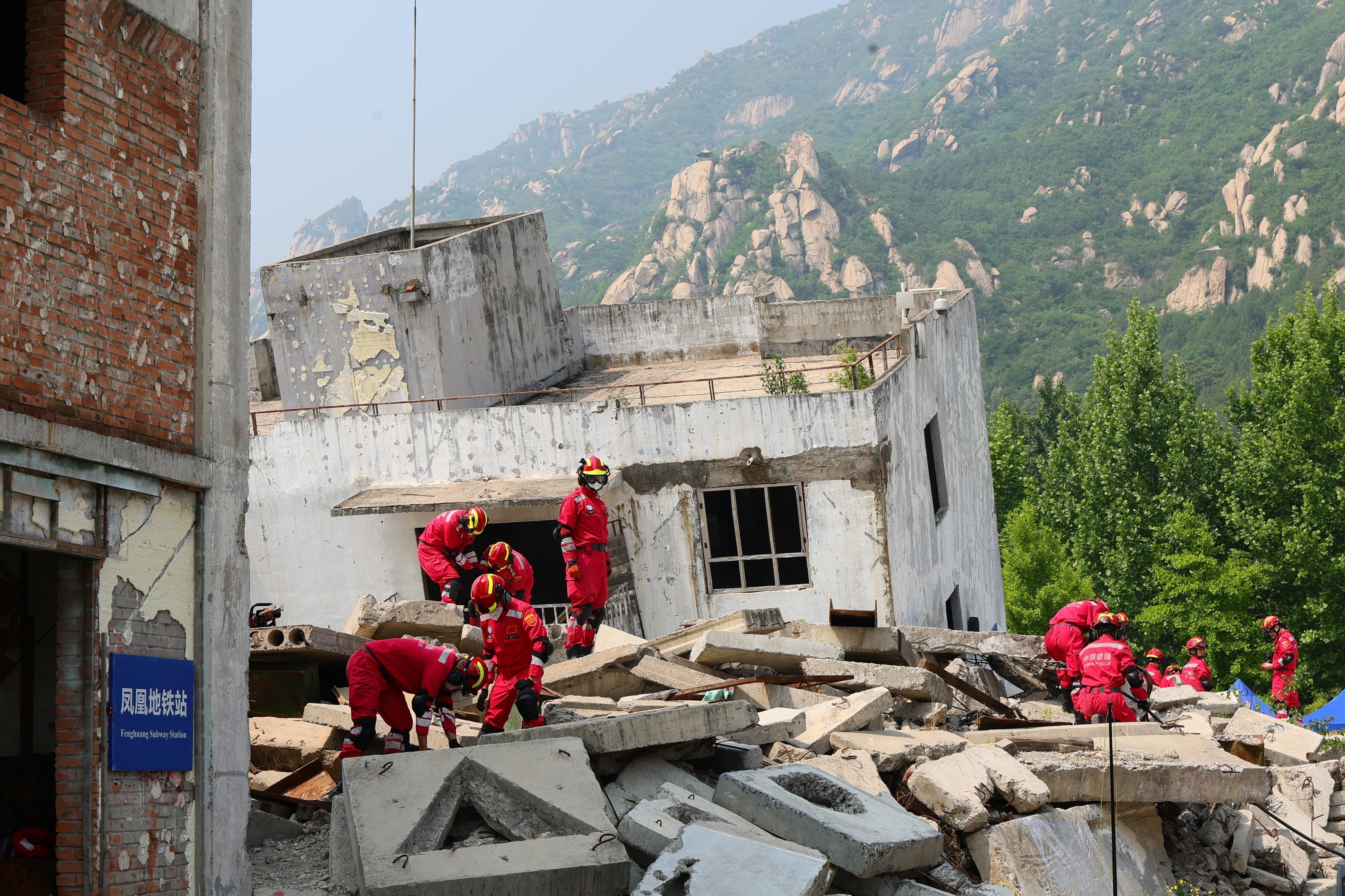 溺水、地震都用得上！北京小学生收到的“应急书包”都有啥