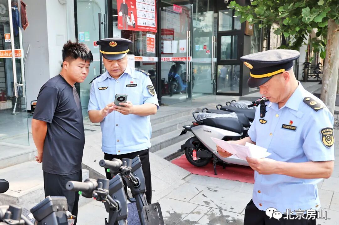 严查三无头盔!房山全力守护市民骑行安全 严查三无头盔!房山全力守护市民骑行安全