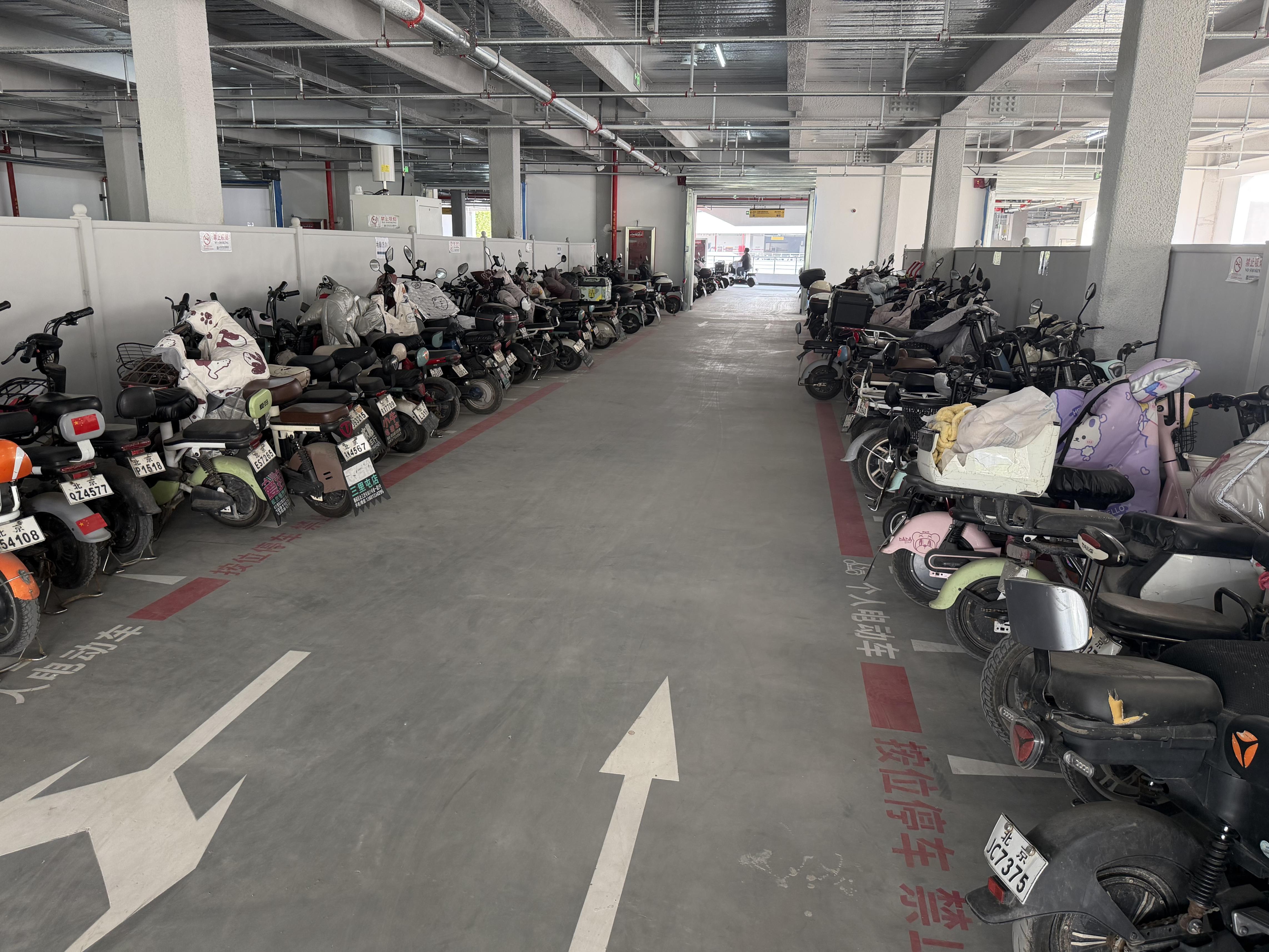 全国首座非机动车立体停车楼什么样？如何收费？记者探访