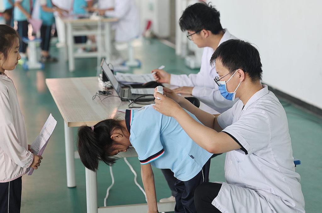 发病率约1%、女孩更高发!专家教你识别儿童脊柱侧弯 发病率约1%、女孩更高发!专家教你识别儿童脊柱侧弯