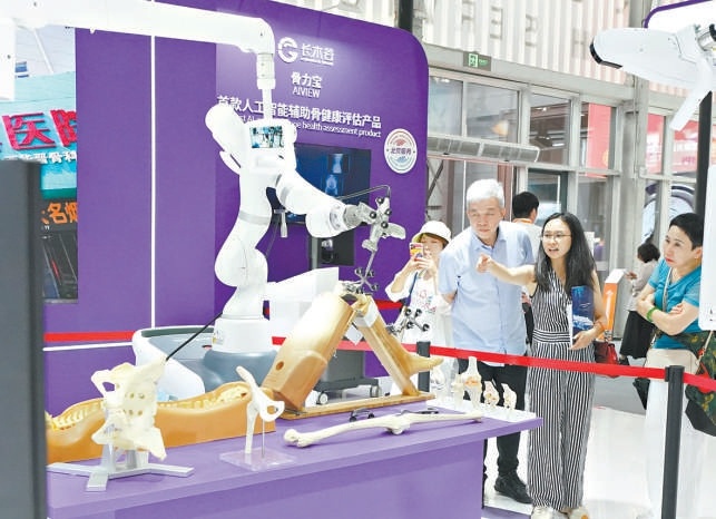 2025年服贸会健康卫生服务专题展以“智领未来 健康生活”为主题,聚焦人工智能与医疗融合,设置两大核心展示区,全球首发多项尖端医疗技术。 2025年服贸会健康卫生服务专题展以“智领未来 健康生活”为主题,聚焦人工智能与医疗融合,设置两大核心展示区,全球首发多项尖端医疗技术。