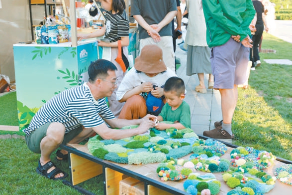 在2026城市副中心绿心森林音乐节的创意市集上，小朋友的身影处处可见。