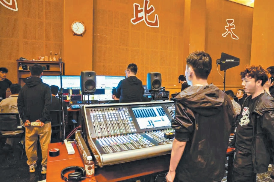 北京人艺幕后团队正在进行《骆驼祥子》“超现场”直播。