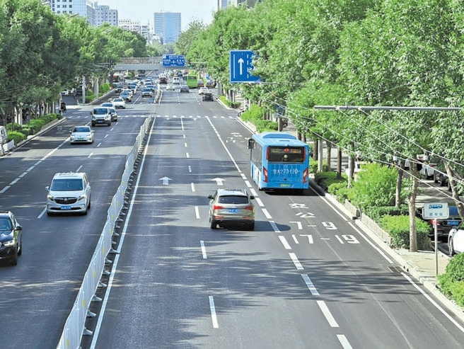 新街口外大街翻新的主路路面上,公交车道施划白色新标线。 新街口外大街翻新的主路路面上,公交车道施划白色新标线。
