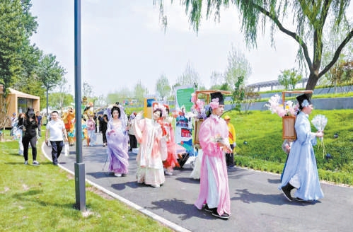 北京非遗嘉年华活动现场的国风巡游。