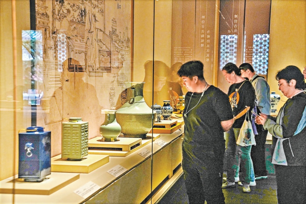 万寿寺博物馆馆藏文物精品系列展“宸光映物——乾隆时期文物精品展”遴选百余件文物精品，系统呈现清代乾隆时期艺术的审美风格与工艺成就。